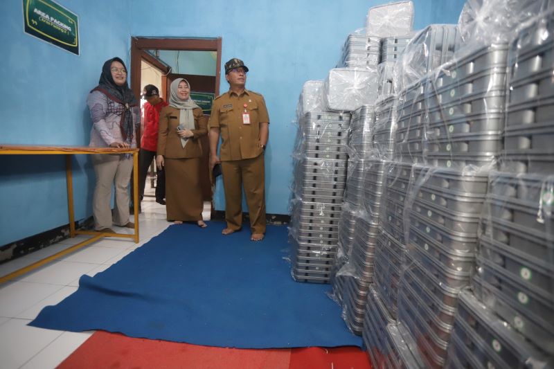 OLAH MENU: Dapur umum di Kelurahan Wates, Kecamatan Magersari yang telah ditunjuk Badan Gizi Nasional untuk menyuplai program MBG di Kota Mojokerto.