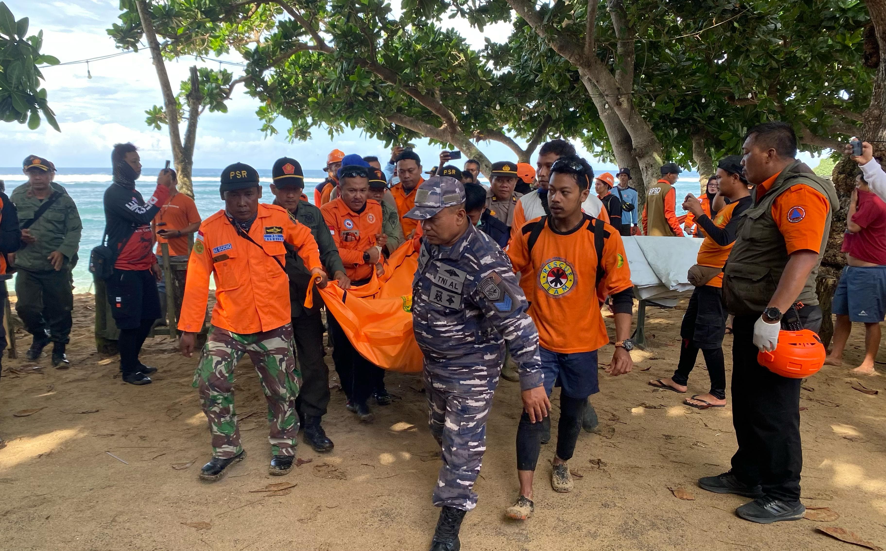 DITEMUKAN: Tim SAR Gabungan mengevakuasi jasad korban tenggelam di Pantai Balekambang, Malang, Jumat (11/4) pagi.