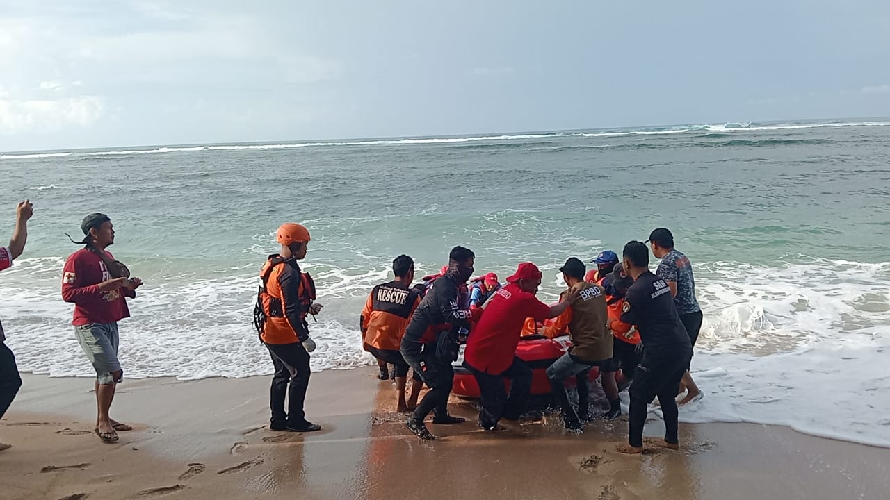 DITEMUKAN: Tim SAR Gabungan mengevakuasi jasad korban tenggelam di Pantai Balekambang, Malang, Jumat (11/4) pagi.