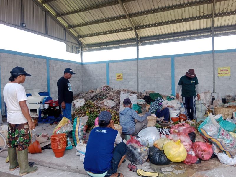 PILAH: Petugas TPS3R sedang memilah sampah baik itu sampah organik maupun non organik.