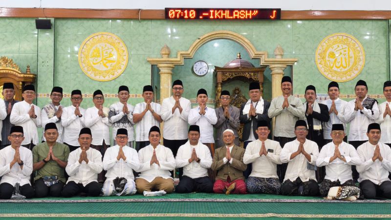 BERKAH RAMADAN: Bupati Mojokerto Muhammad Albarraa menyerahkan bantuan hibah saat Hari Raya Idul Fitri di Masjid Al-Ikhlas, Desa Petak, Kecamatan Pacet, pada Senin (31/3).