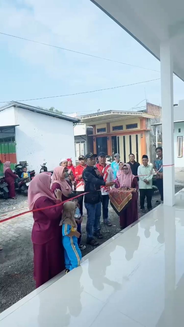 LAUNCHING: Kepala Desa Talok Khoirul Anwar saat meresmikan sekaligus membuka SPS Mentari, kemarin (11/4).