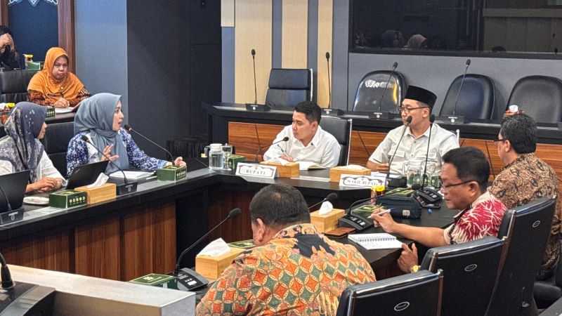 JADI ATENSI: Bupati Mojokerto Muhammad Albarraa didampingi Wakil Bupati Muhammad Rizal Octavian melakukan monev bersama dengan dinas kesehatan pimpinan rumah sakit, serta para kapus di.
