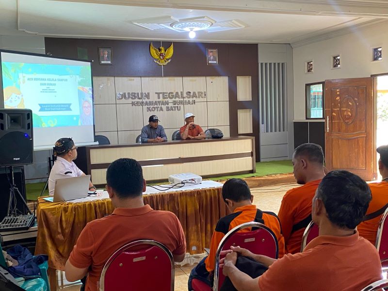TIMBA ILMU: Pemdes Cinandang, Kecamatan Dawarblandong, saat menggelar studi tiru pengelolaan lingkungan di Kota Batu, akhir tahun lalu.