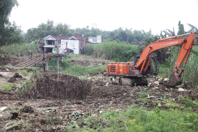 DIREHABILITASI: Jembatan Talunbrak, Desa Talunblandong, Kecamatan Dawarblandong, mulai dibongkar dan akan dibangun konstruksi baru.