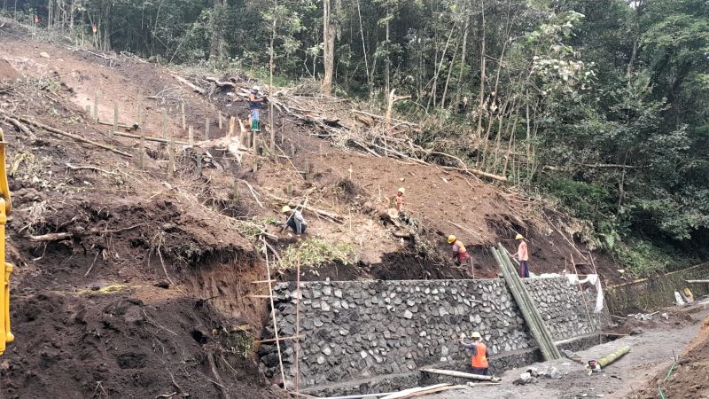 PEMBANGUNAN: Petugas UPT PJJ Mojokerto DPU Bina Marga Provinsi Jatim menggarap penguatan tebing di titik longsor, kemarin.