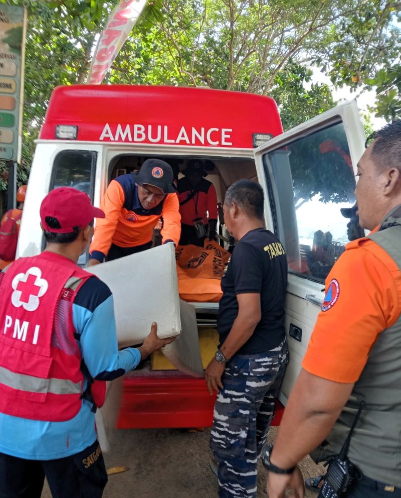 DIEVAKUASI: Tim SAR gabungan mengevakuasi jenazah tiga santri Ponpes Amanatul Ummah, Keamatan Pacet, Kabupaten Mojokerto yang tenggelam terseret ombak di Pantai Balekambang, Kabupaten Malang, Jumat (1