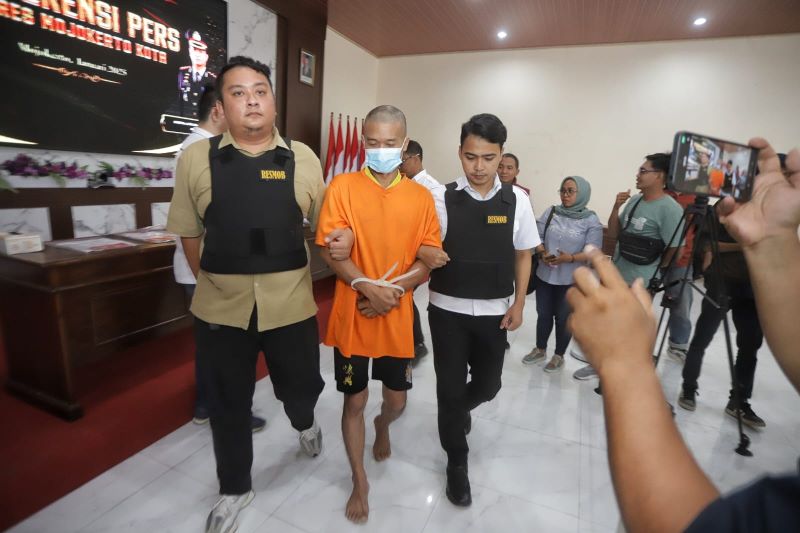 BAKAL DIADILI: Mantan Kades Mojowono Ainur Wahyudi berbaju tahanan di Polres Mojokerto Kota, 15 Januari lalu.