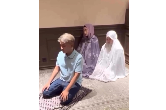 Usai Resmi Menjadi Mualaf, Inilah Momen Ruben Onsu Jadi Imam Salat Desy Ratnasari yang Memantik Berbagai Reaksi. sumber foto: tangkapan layar ig @by_abank