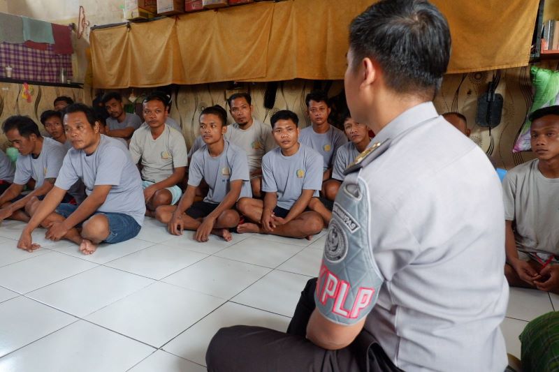 ANTISIPATIF: Petugas Lapas Kelas IIB Mojokerto patroli ke kamar dan menginventarisasi permasalahan narapidana, Selasa (8/4).