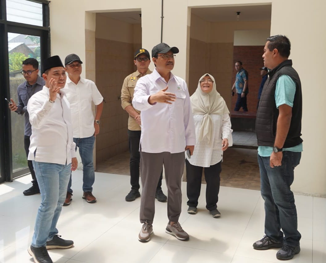 LIHAT KESIAPAN: Mensos Saifullah Yusuf didampingi Bupati Mojokerto Muhammad Albarraa dan jajarannya melakukan verifikasi rumah aman anak milik Dinas Sosial yang sedianya dimanfaatkan Sekolah Rakyat un