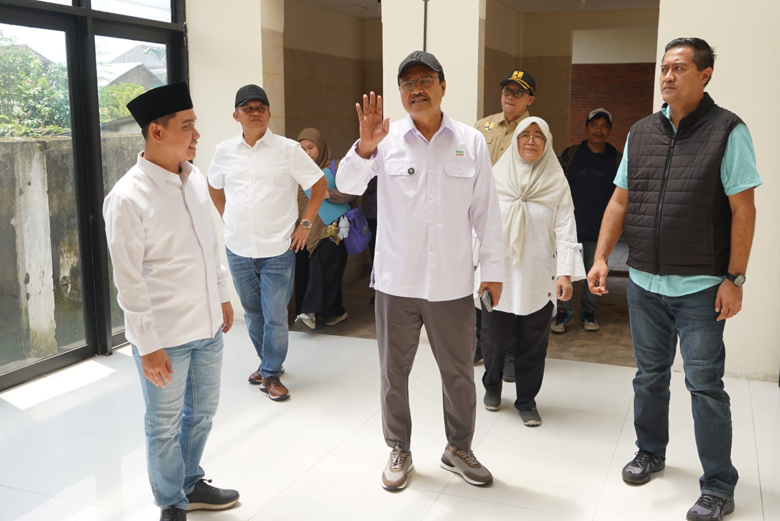 LIHAT KESIAPAN: Mensos Saifullah Yusuf didampingi Bupati Mojokerto Muhammad Albarraa dan jajarannya melakukan verifikasi rumah aman anak milik Dinas Sosial yang sedianya dimanfaatkan Sekolah Rakyat un