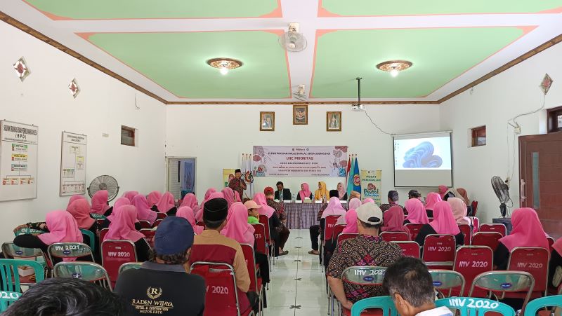 PERSIAPAN: Perangkat Desa Balongmojo, Kecamatan Puri mendapatkan materi arahan program UHC Prioritas dari DPRD Kabupaten Mojokerto untuk disosialisasikan ke masyarakat.
