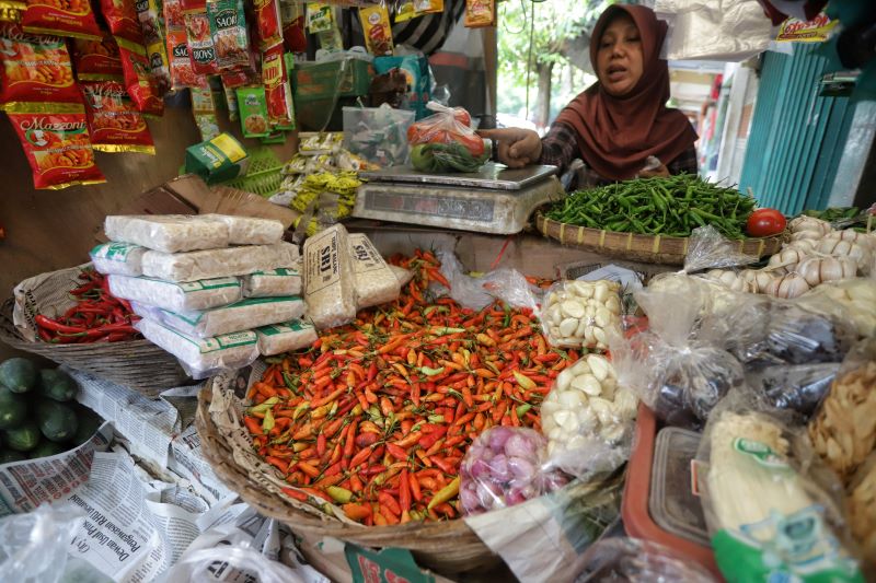 KOMODITAS PANGAN: Pedagang di Pasar Tanjung Anyar, Kota Mojokerto saat melayani pembeli.