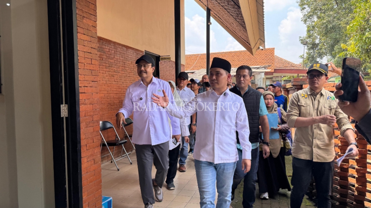 VERIFIKASI: Bupati Albarraa menunjukkan kelengkapan sarpras calon sekolah rakyat kepada Mensos Saifullah Yusuf alias Gus Ipul, Minggu (13/4).