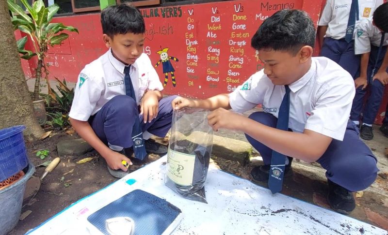 BERBUDAYA LINGKUNGAN: Siswa SMPN 2 Kutorejo saat mengolah kompos yang dibuat dari limbah organik.