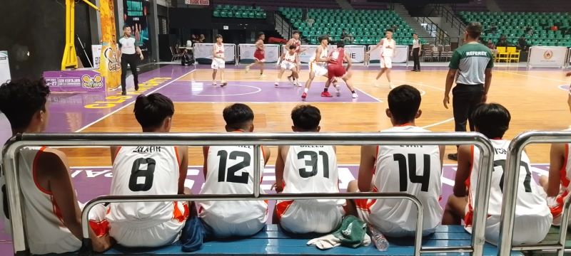 KURANG SEMANGAT: Tim basket putra Porprov Kota Mojokerto menempel ketat tim Kabupaten Kediri di laga awal praporprov di GOR Kertajaya, Surabaya tadi malam.