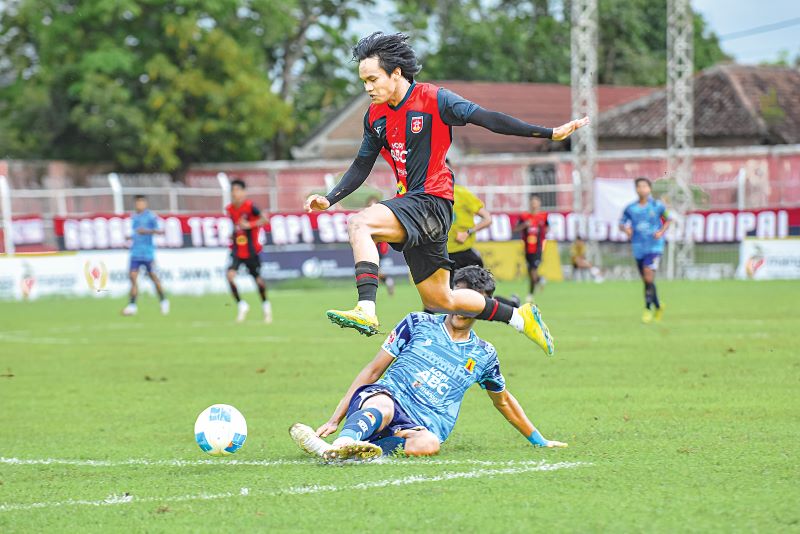TAK GENTAR: Skuad PS Mojokerto Putra merayakan kemenangan usai menekuk Persema Malang di perebutan tempat ketiga Liga 4 zona Jatim di Stadion Ketonggo Ngawi, Minggu (23/2).
