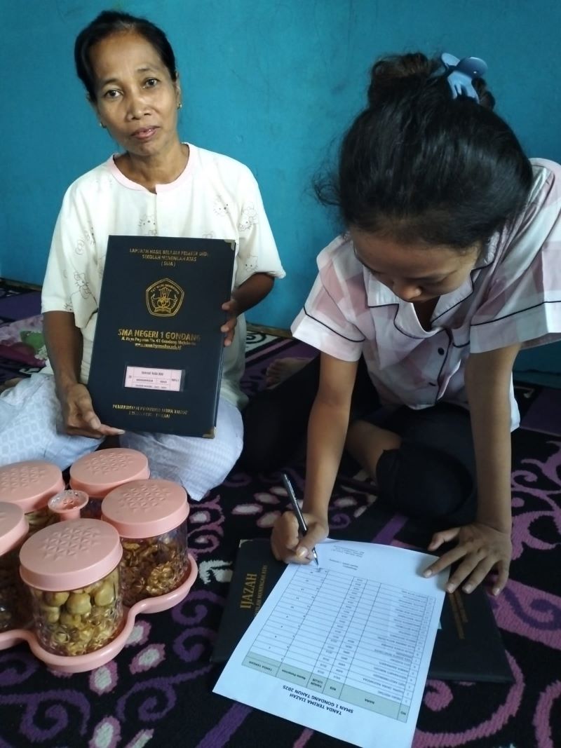 TANPA BIAYA: Alumni SMAN 1 Gondang menerima ijazah yang diantarkan langsung ke rumah oleh pihak sekolah.