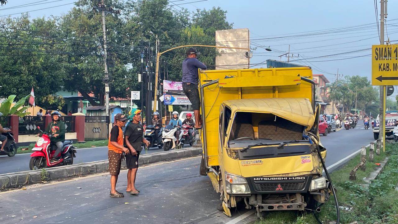 TERJADI LAGI: Truk ekspedisi bermuatan barang paketan terguling di depan SPN Polda Jatim, Jalan Raya Bangsal, Kecamatan Bangsal, Kabupaten Mojokerto, Selasa (15/4) pagi.