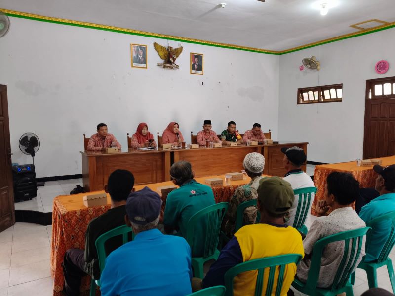 PROGRAM KERJA: Pemerintah Desa Gayaman menyosialisasikan mekanisme terkait penyerapan gabah kepada 20 petani di balai desa setempat, Senin (14/4).