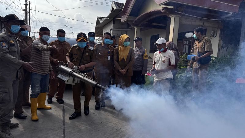 PEMBERANTASAN SARANG NYAMUK: Bupati Mojokerto Muhammad Albarraa melakukan fogging bersama masyarakat di Desa Bendunganjati, Kecamatan Pacet, seiring meningkatnya kasus DBD di lingkungan warga, Senin.