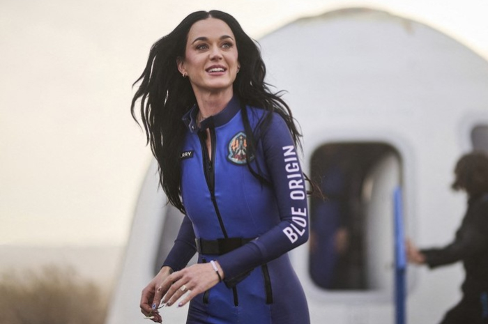 Berhasil Lakukan Perjalanan ke Luar Angkasa, Kini Katy Perry Bersama 5 Perempuan Lain Sukses Mendarat ke Bumi