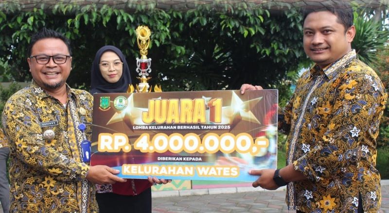 APRESIASI: Camat Magersari Sutikno menyerahkan penghargaan juara I Lomba Kelurahan Berhasil tingkat Kecamatan Magersari 2025 kepada Lurah Wates Eka Ardiansyah.