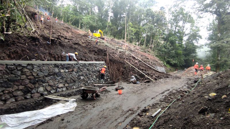 PERCEPATAN: Tim gabungan menggeber penguatan tebing dengan terasering bambu sehingga ruas jalur Pacet - Cangar segera kembali dibuka.