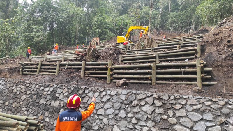 BERTAHAP: Pemasangan material terasering bambu di titik longsor jalur Pacet - Cangar, Desa/Kecamatan Pacet, terus berprogres, kemarin (14/4).
