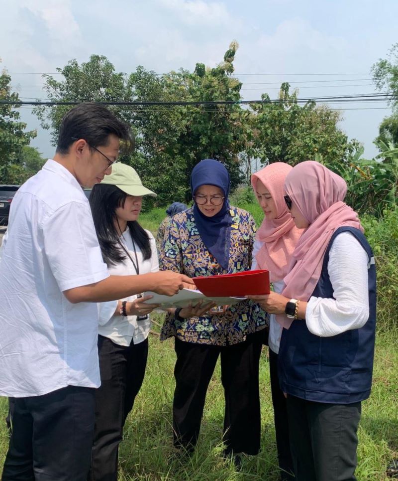 DIMATANGKAN: Dirjen Prasarana Strategis Kementerian PU didampingi dinas PUPR, dinas sosial, dan BPKAD melakukan verifikasi bangunan dan lahan yang hendak dimanfaatkan sekolah rakyat di Kabupaten.
