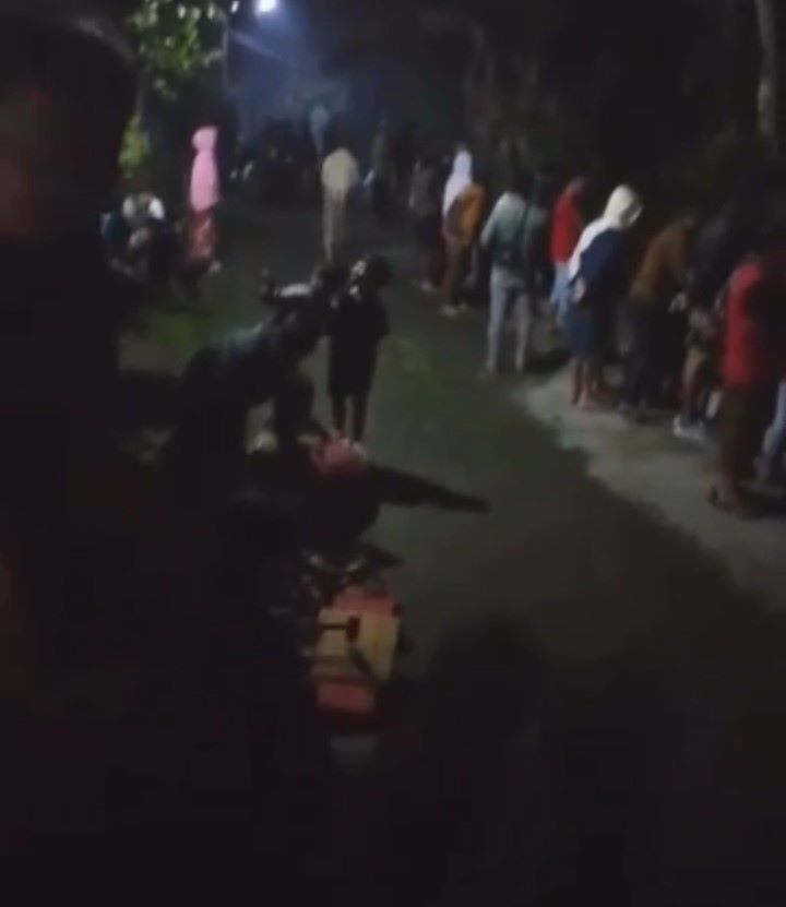 HEBOH: Warga mencari keberadaan Femas yang mendadak hilang di kawasan hutan Desa Kedungudi, Kecamatan Trawas, Selasa (15/4) malam.