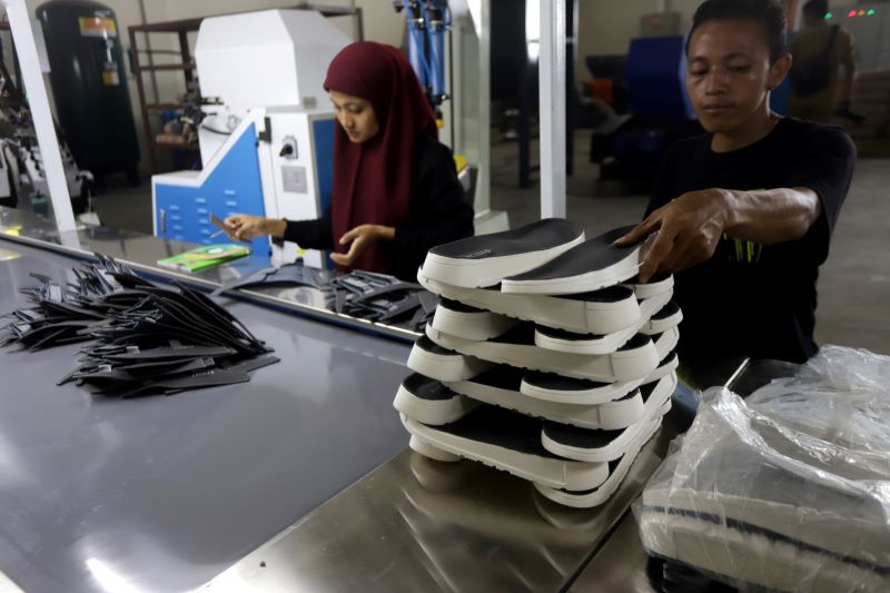 PERLENGKAPAN SEKOLAH: Perajin di sentra Industri Kecil Menengah (IKM) Alas Kaki Surodinawan saat memproduksi sepatu.
