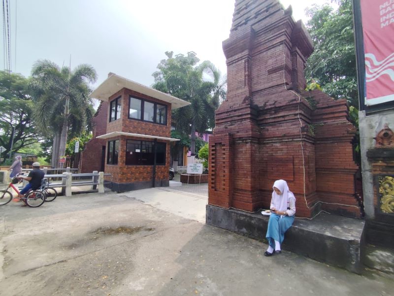 JADI ATENSI: Siswa SMKN 1 Dlanggu saat jam pulang sekolah, Selasa (15/4) lalu.