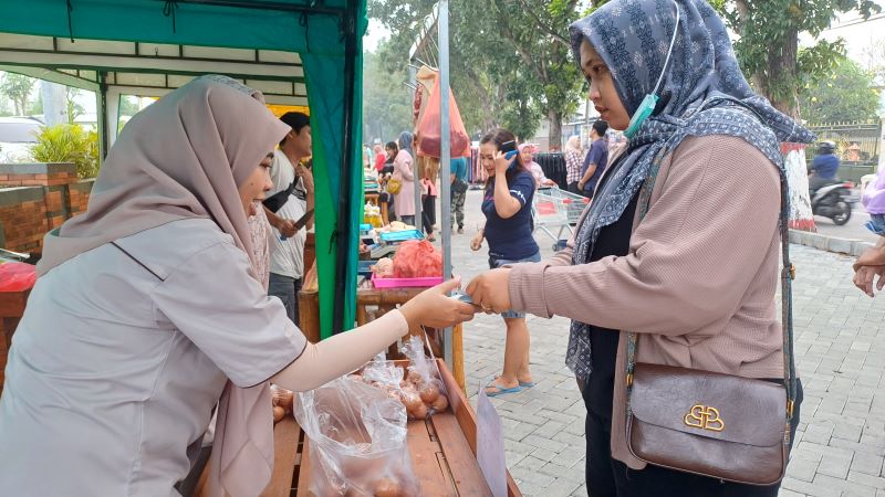 BANYAK DIMINATI: Stan telur Omega yang paling banyak diburu pembeli.