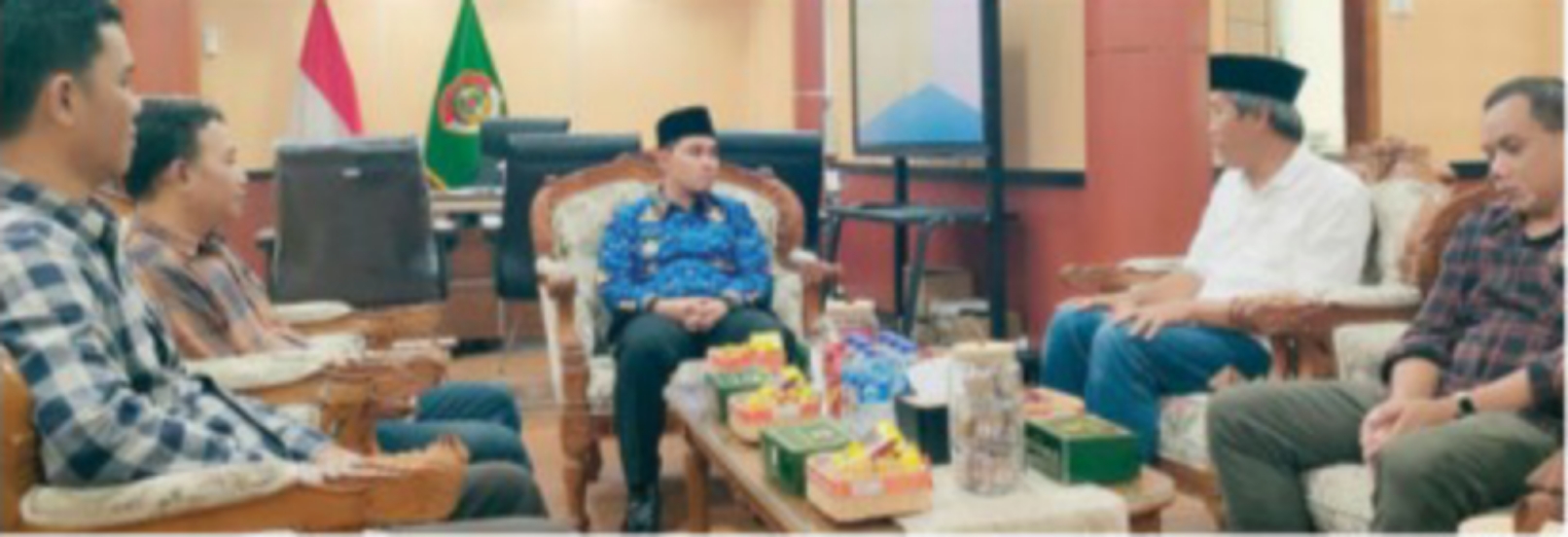 SILATURAHMI: Direktur JPRM M. Nur Kholis bersama kru JPRM bersilaturahmi dengan Bupati Mojokerto Muhammad Albarraa di kantornya, Kamis (17/4).