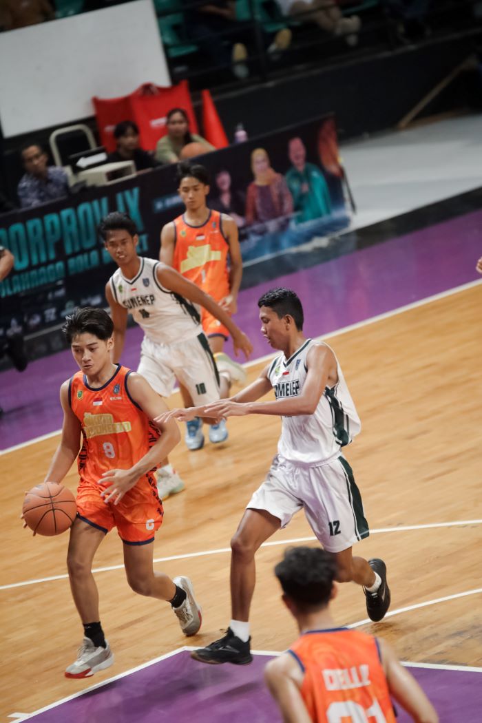DRAMATIS: Pebasket putra Kota Mojokerto (oranye) mempertahankan bola dari pebasket Kabupaten Sumenep di laga terakhir babak play off Porprov grup C di GOR Kertajaya, Surabaya kemarin.