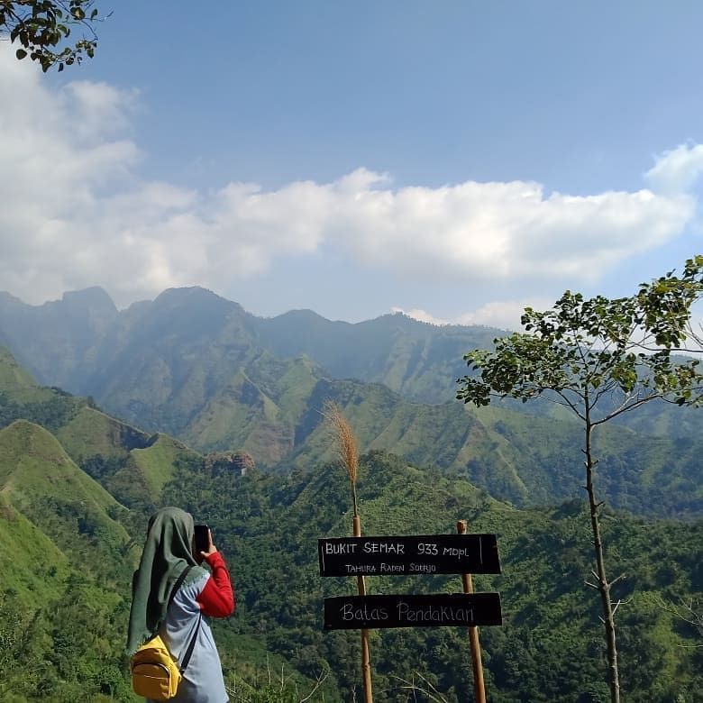 DIKEMBANGKAN: Pendaki menikmati panorama alam di Bukit Semar, Desa Dilem, Kecamatan Gondang.
