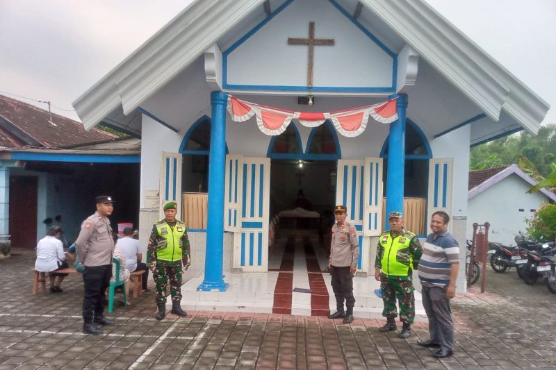 PENGAMANAN: Personel Polres Mojokerto Kota bersiaga di gereja menjelang ibadah Jumat Agung, kemarin.