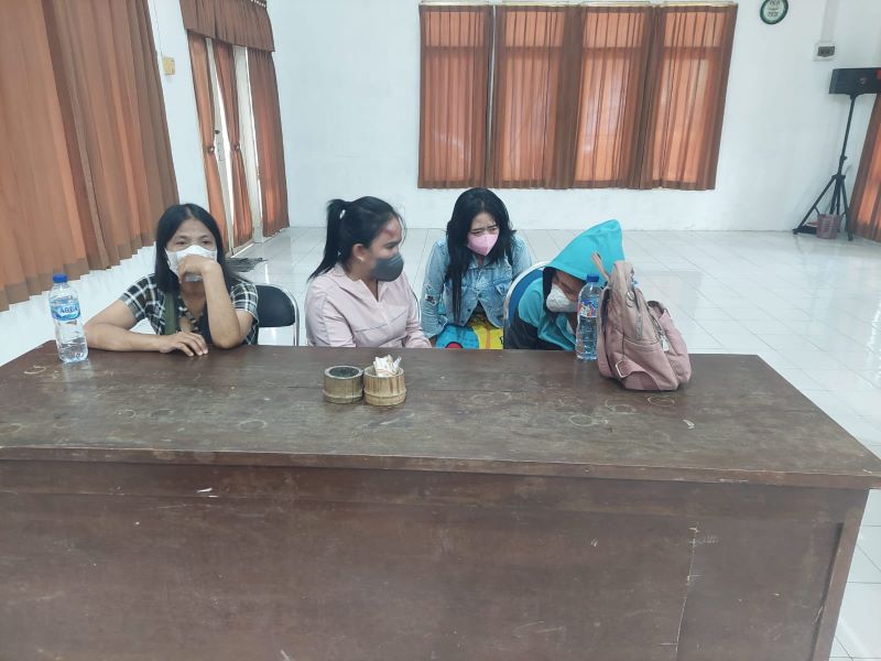 DIRAZIA: Petugas Satpol PP Kabupaten Mojokerto membawa PSK dari warung di Desa Japanan, Kecamatan Kemlagi, ke kantor dinsos untuk didata, Kamis (17/4).