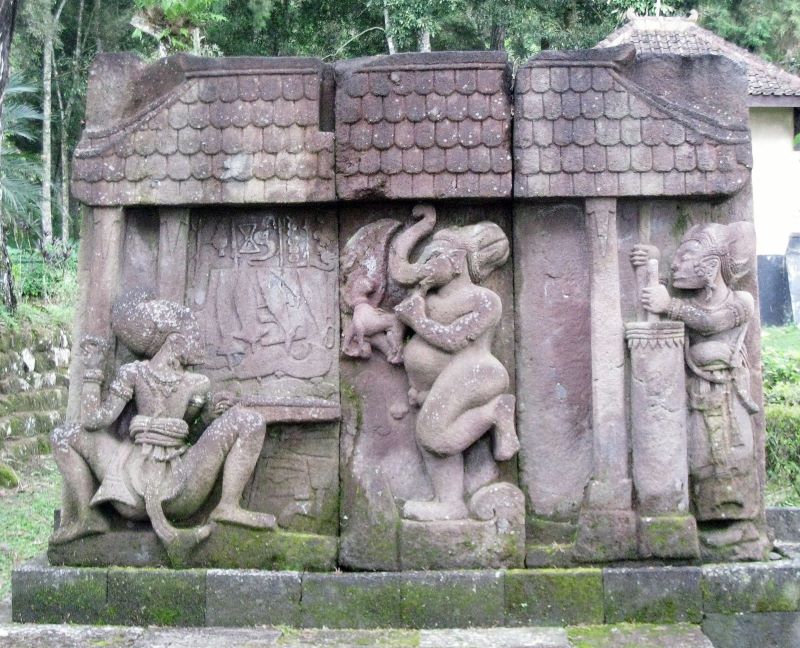 PELAKU INDUSTRI: Relief pandai besi dari masa Majapahit yang membuat keris tergambar di Candi Sukuh, Karanganyar, Jawa Tengah.