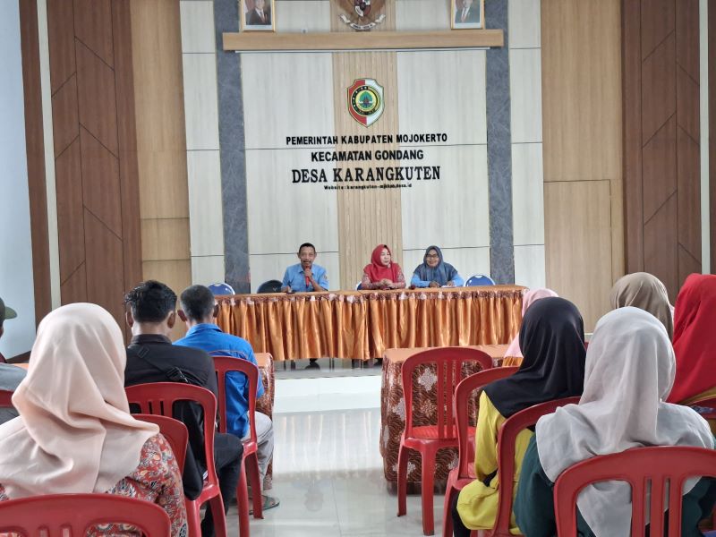 PENJARINGAN: Pemdes Karangkuten, Kecamatan Gondang menyosialisasikan program SR kepada warga sasaran di balai desa setempat, Kamis (17/4).&nbsp;