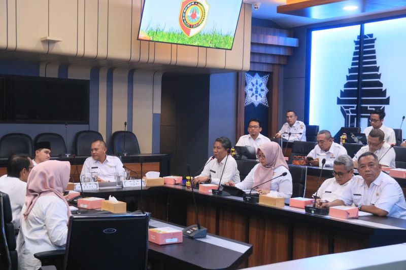 INOVATIF: Bupati Mojokerto Muhammad Albarraa melakukan High Level Meeting Tim Koordinasi SPBE Kabupaten Mojokerto di ruang rapat Satya Bina Karya (SBK), Pemkab Mojokerto, Rabu (16/4).