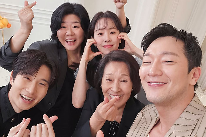 Berikut 4 Fakta Menarik Drama Korea Heavenly Ever After yang Diperankan Oleh Kim Hye Ja dan Son Suk Ku. sumber foto: ig @netflixkr