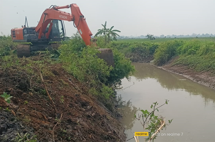BERGERAK CEPAT: Dinas PUPR Kabupaten Mojokerto menurunkan alat berat untuk mengeruk sedimen di afvoer Sungai Jombok, Desa Tempuran, Kecamatan Sooko, Selasa (15/4).