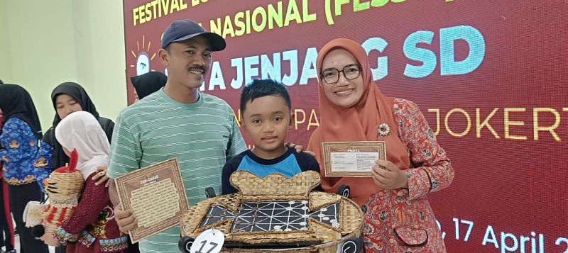 SEKOLAH PRESTASI: Kepala SDN Kuripansari Masruroh, S.Pd.I bersama siswanya, Bima peraih juara 1 lomba kriya FLS3N Kabupaten Mojokerto.