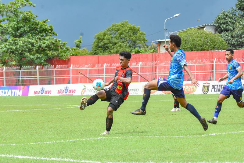 TAK GENTAR: Skuad PS Mojokerto Putra merayakan kemenangan usai menekuk Persema Malang di perebutan tempat ketiga Liga 4 Zona Jatim di Stadion Ketonggo Ngawi, Minggu (23/2).