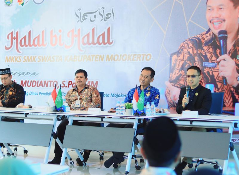 1.	KONSEP MODERN: Kepala SMK Mutia Ngoro Mojokerto Ednan Rudianto sampaikan ungkapan syukur dalam momen halalbihalal.