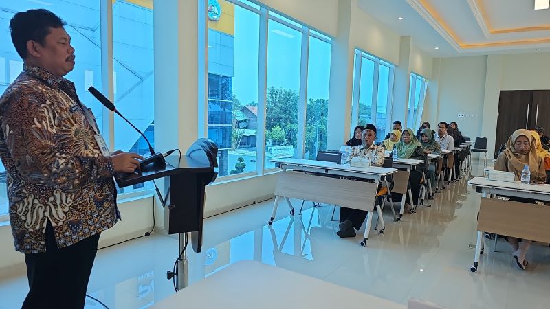 BERI PAPARAN: Kepala Cabdindik Jawa Timur Wilayah Kota-Kabupaten Mojokerto Mudianto beri sambutan dalam acara halalbihalal tersebut.