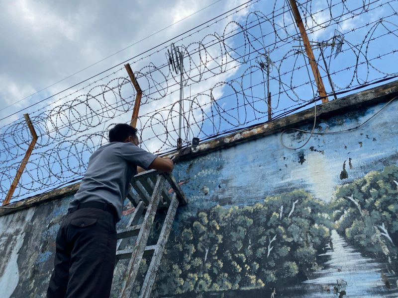 DIJAGA KETAT: Petugas Lapas Mojokerto mengecek CCTV di tembok lapas berfungsi dengan baik untuk memantau situasi.
